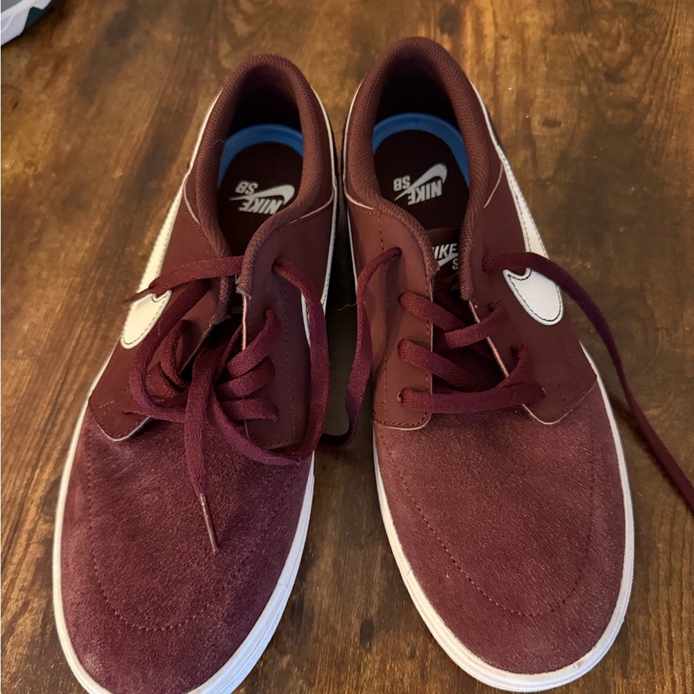 Nike Brown Sneakers Classic Lace-Up Design